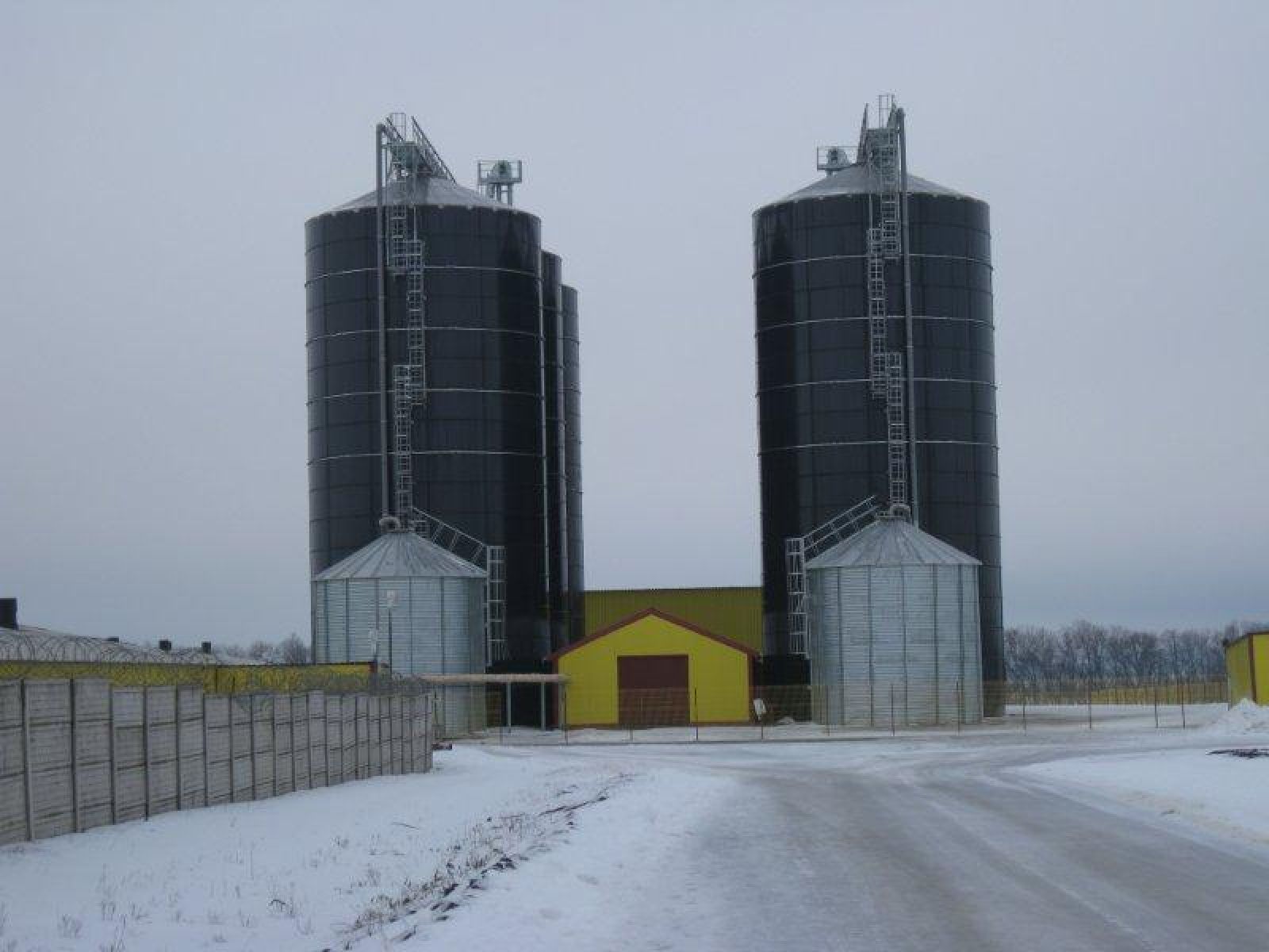 6 Silos 11,1 mtr.
3 Mühlen 24,5KW
12000t Mais